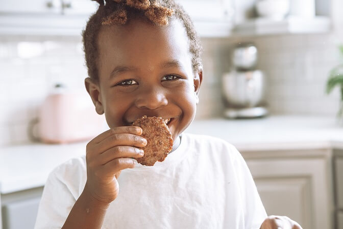 Nutrición Pediátrica – Niño con galleta Nutrición Pediátrica - Niño con galleta